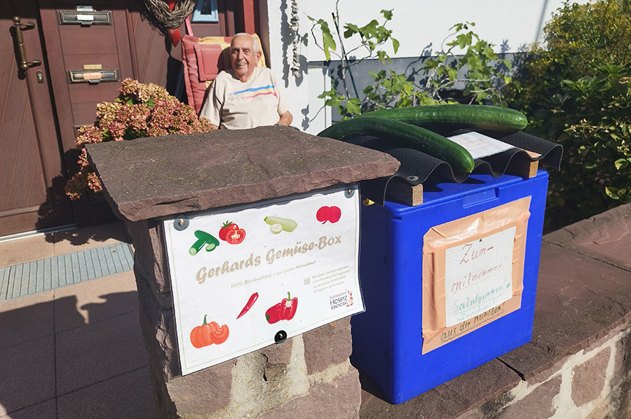 Rentner und Hobbygärtner Gerhard Kauer aus Waldensberg hat in der Gartensaison 2023 mit seiner Gemüse-Box vor der Haustüre 130 Euro für den Förderkreis Hospiz Kinzigtal gesammelt