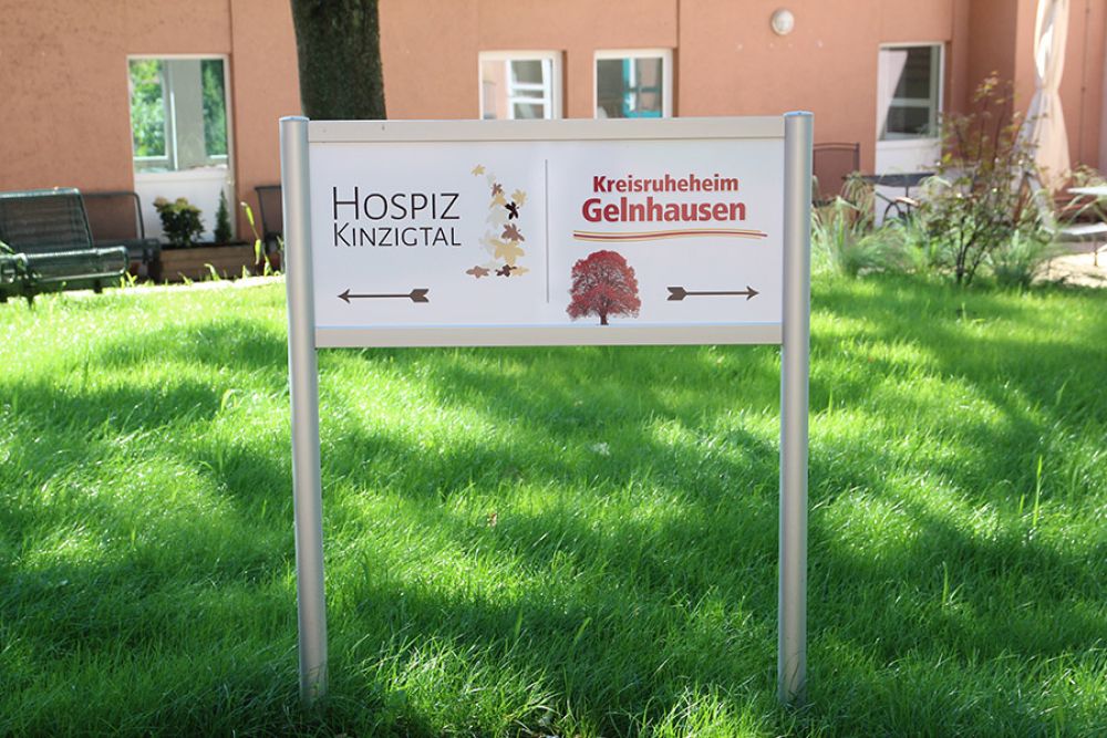 2017 hospiz-st-elisabeth-gelnhausen aussen innenhof schild